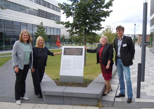 Offiziell eingeweiht, das letzte fehlende Stück des Erinnerungsortes: die neue Gedenkstele am Haupteingang der HSD. V.l.n.r. Annette Klinke (BV 1), Bezirksbürgermeisterin Marina Spillner, Präsidentin Prof. Brigitte Grass, Dr. Joachim Schröder.